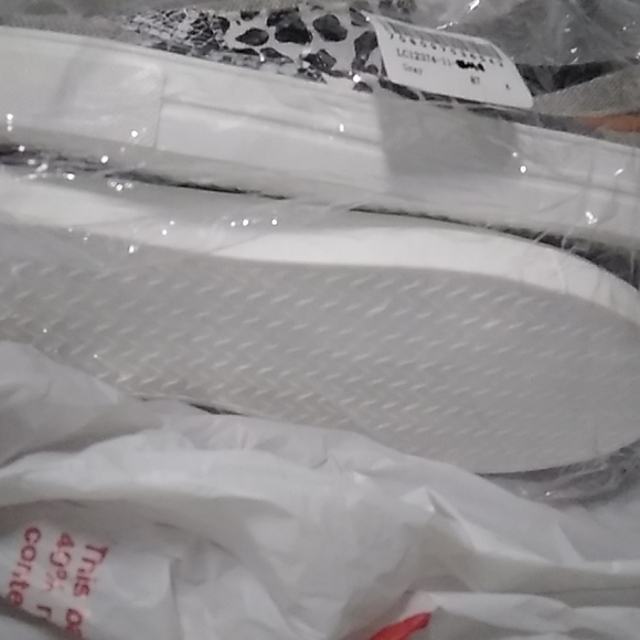 Brand new Leopard print fit slightly bigger than 8 - Picture 2 of 5